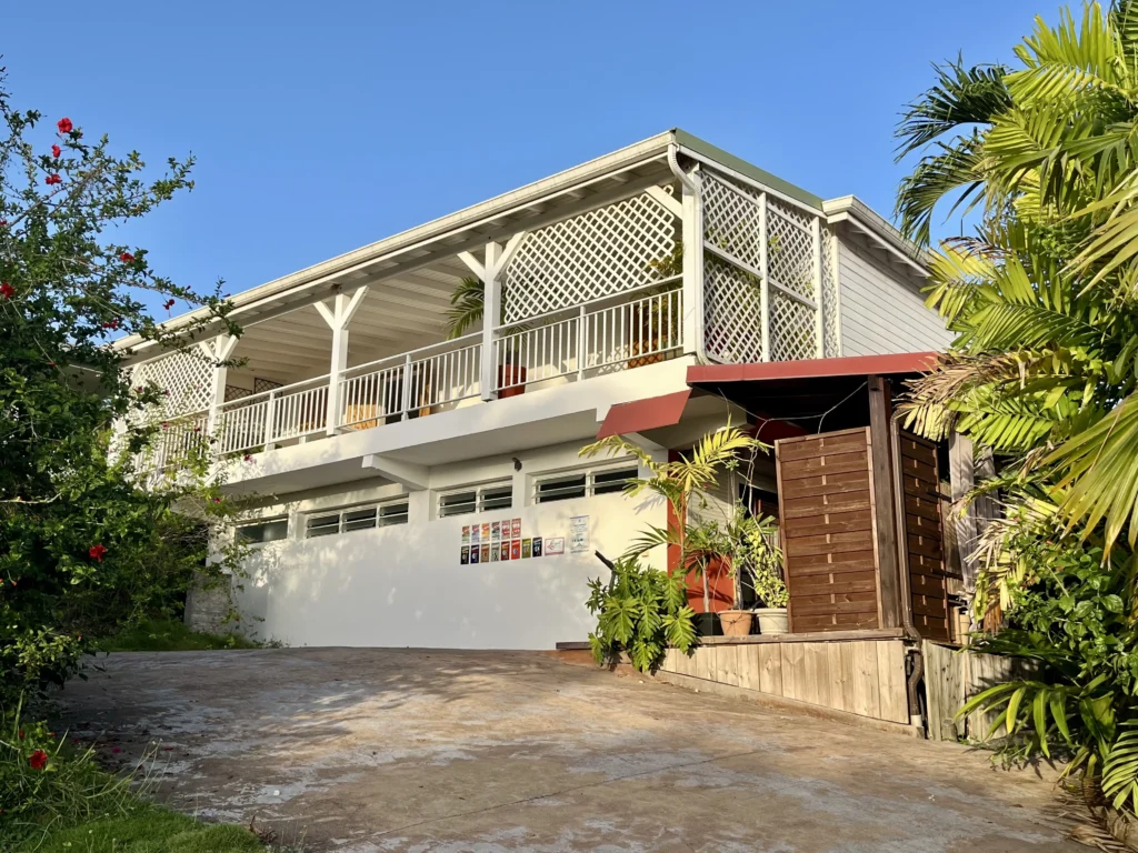 Façade de la résidence Caraïbe Créol'Keys à Port-Louis Guadeloupe