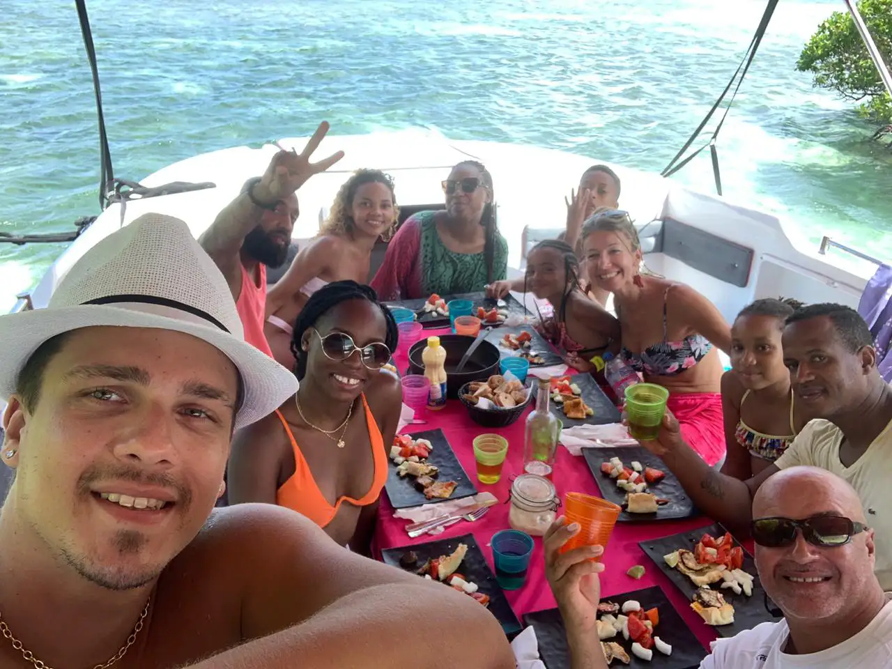 Bonne humeur et repas créole à bord avec Brudey Excursions