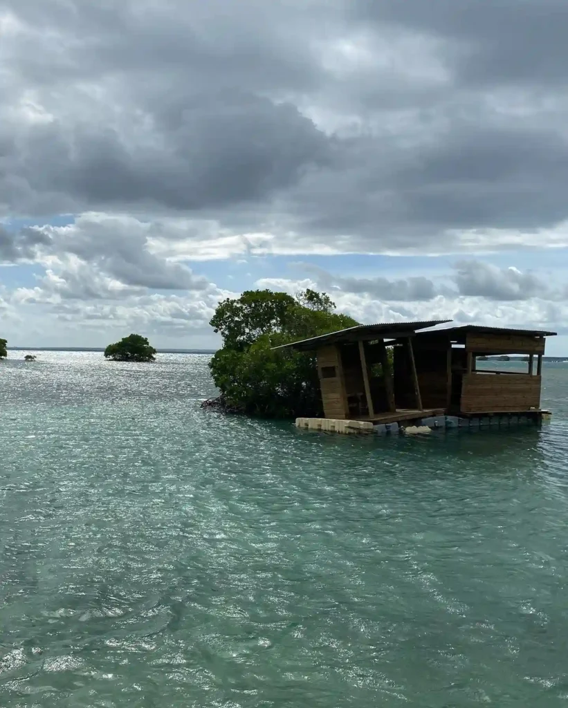 Cabane de pêcheur bientôt submergée aux ilets La Biche avec Excursions Espérance Guadeloupe