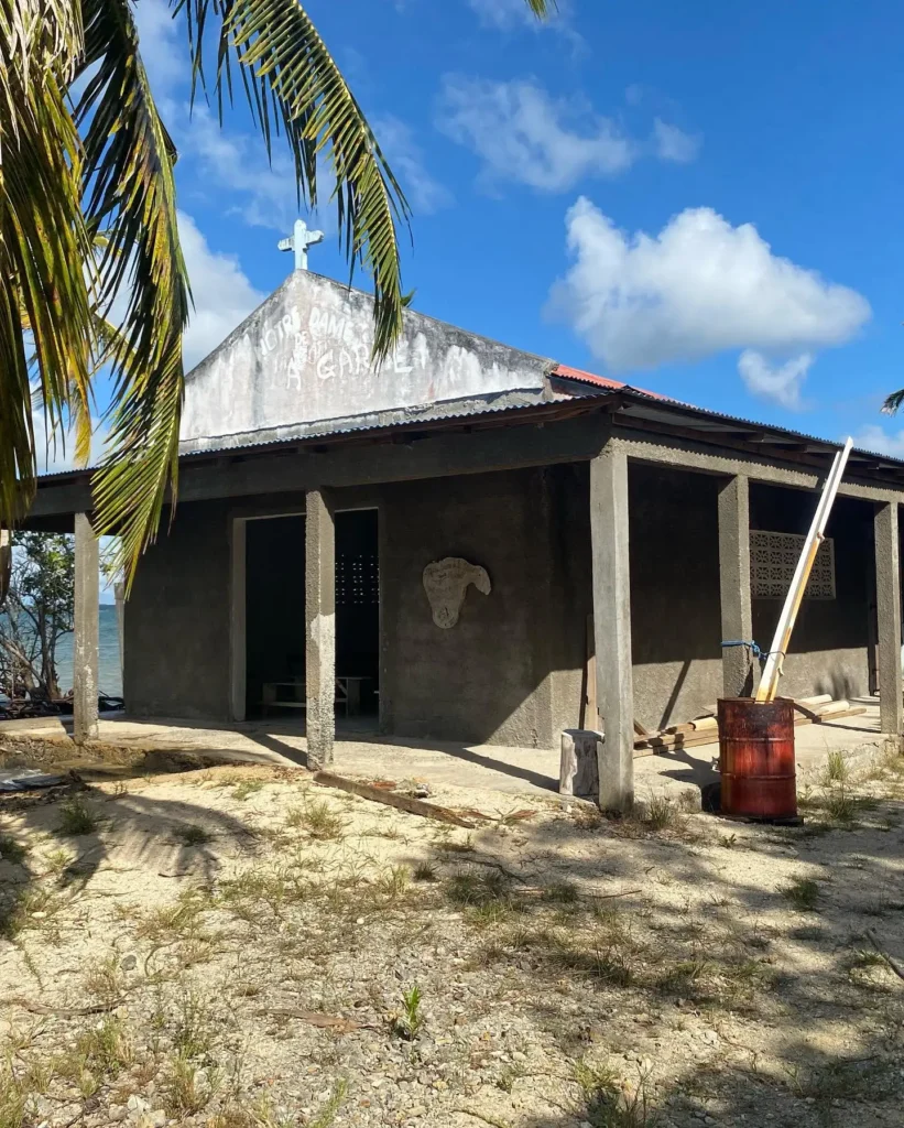 Chapelle Notre Dame de la Garde sur l'ilet Macou avec Excursions Espérance Guadeloupe