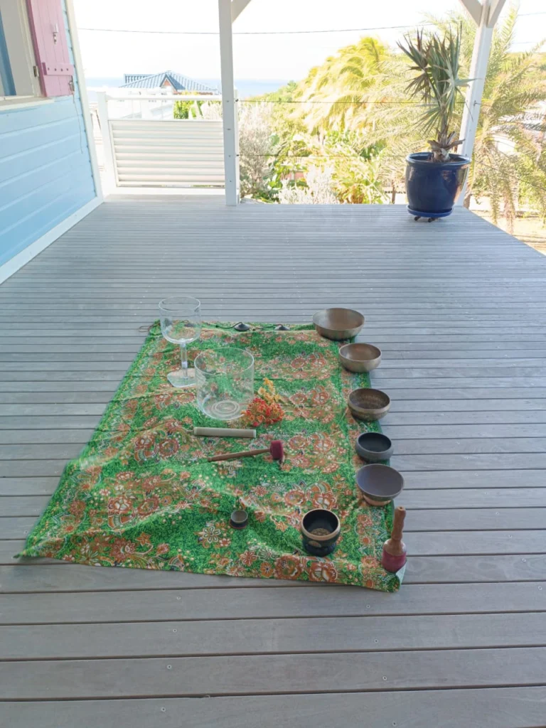 Ensemble de bols tibétains et en cristal au cabinet Bénédicte Brossaud Le Moule Guadeloupe