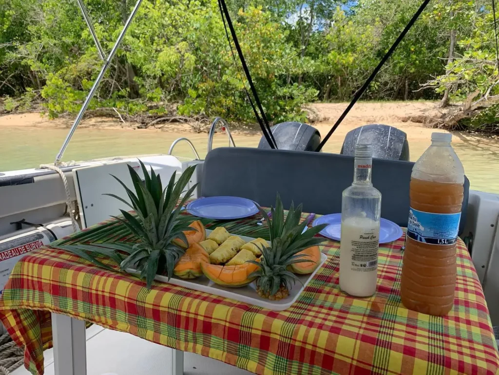 L'apéro est servi à bord de l'Espérance Fruits frais et Planteur avec Excursions Espérance Guadeloupe
