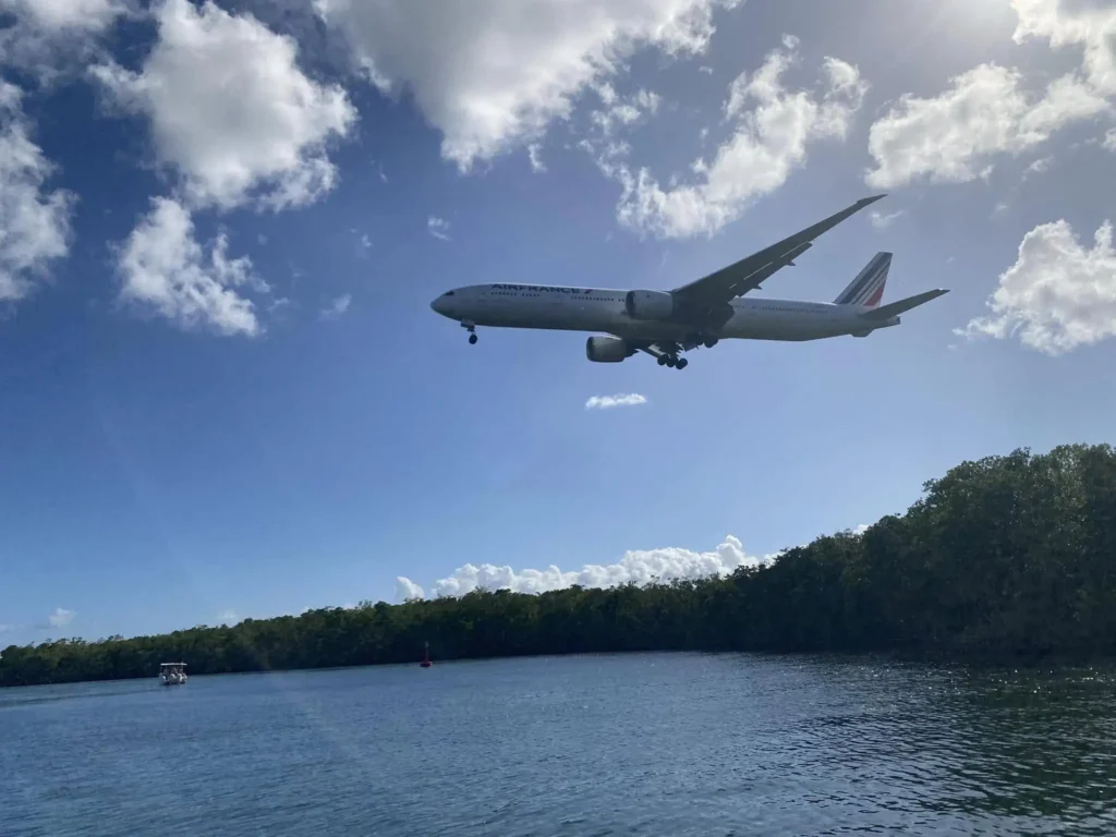 L'avion d'Air France survolant la Baie Mahault, bon retour les amis et à bientôt avec Excursions Espérance