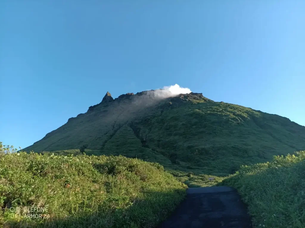 Les fumeroles visibles au sommet du volcan la Soufrière avec GwadaExplo en Guadeloupe