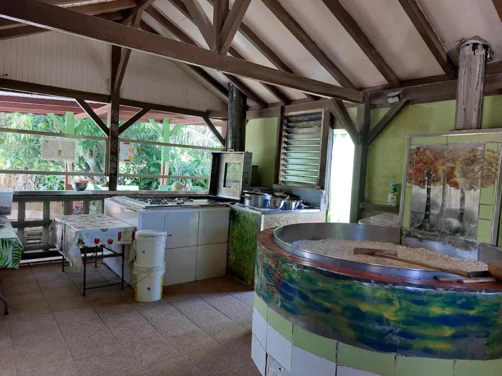 Les équipements pour la fabrication des kassaves à l'usine familiale de Sainte-Rose Guadeloupe