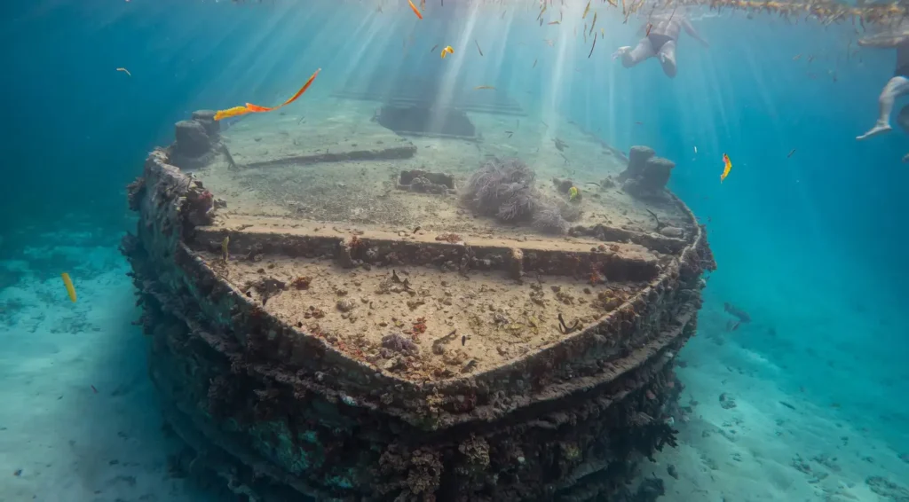 Vue de face de l'épave de la barge du grand Cul-de-SAc marin avec Excursions Espérance