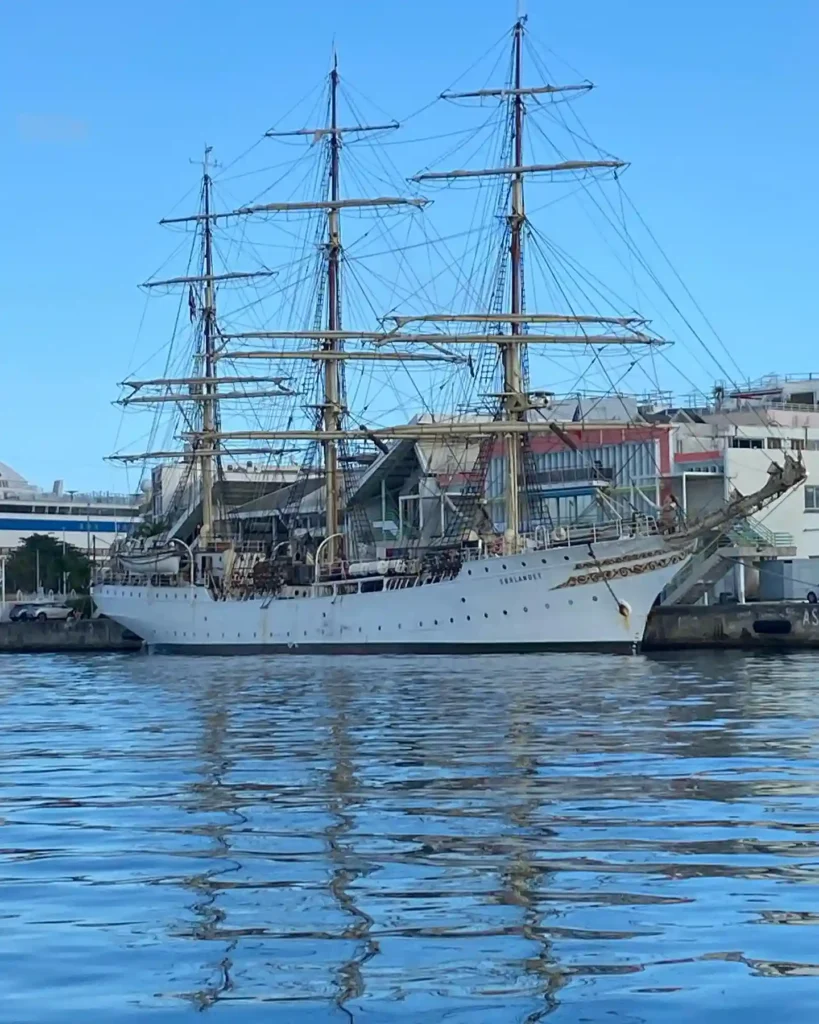 Navigation dans la darse de Pointe-à-Pitre vue sur le vieux gréement norvégien Sørlandet depuis L'Espérance de Tom