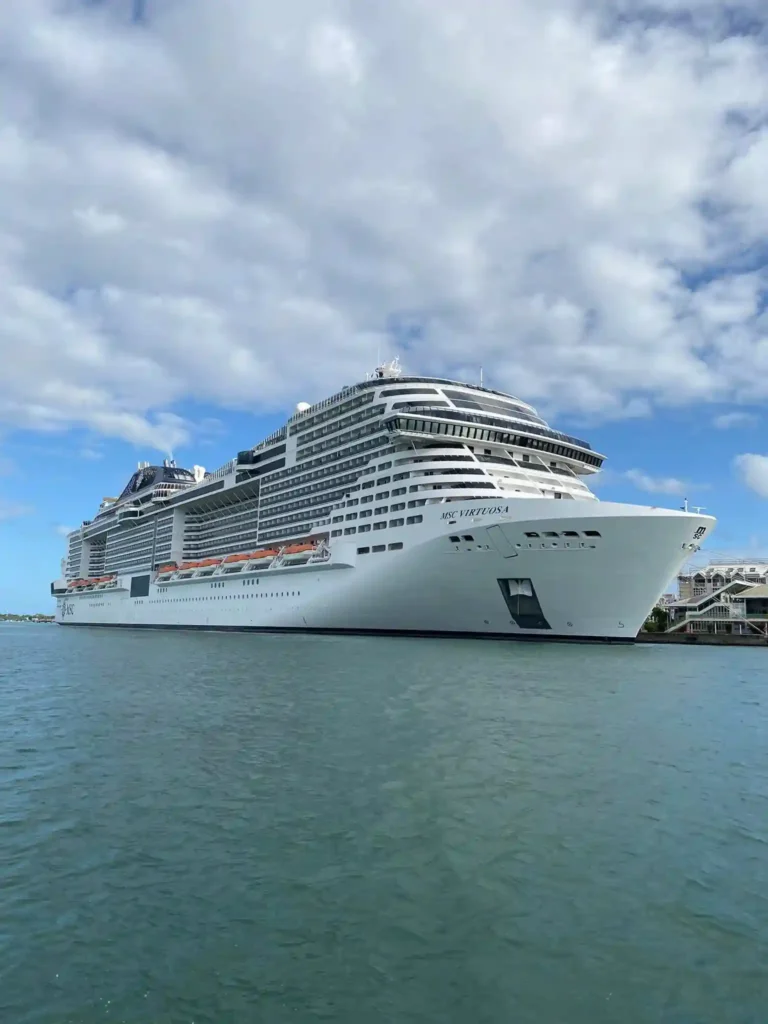 On se sent parfois tout petit... L'Espérance au pied du paquebot géant MSC Virtuosa, Excursion Espérance Guadeloupe