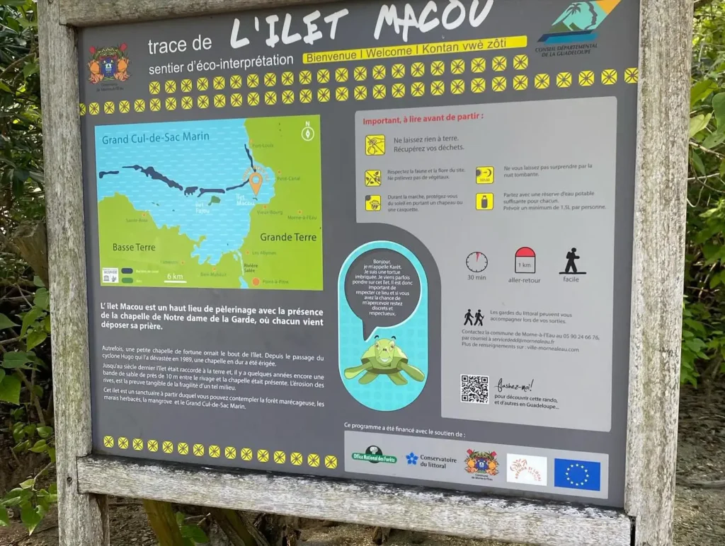 Panneau informatif sur l'Ilet Macou et l'histoire de la Chapelle avec Excursions Espérance Guadeloupe