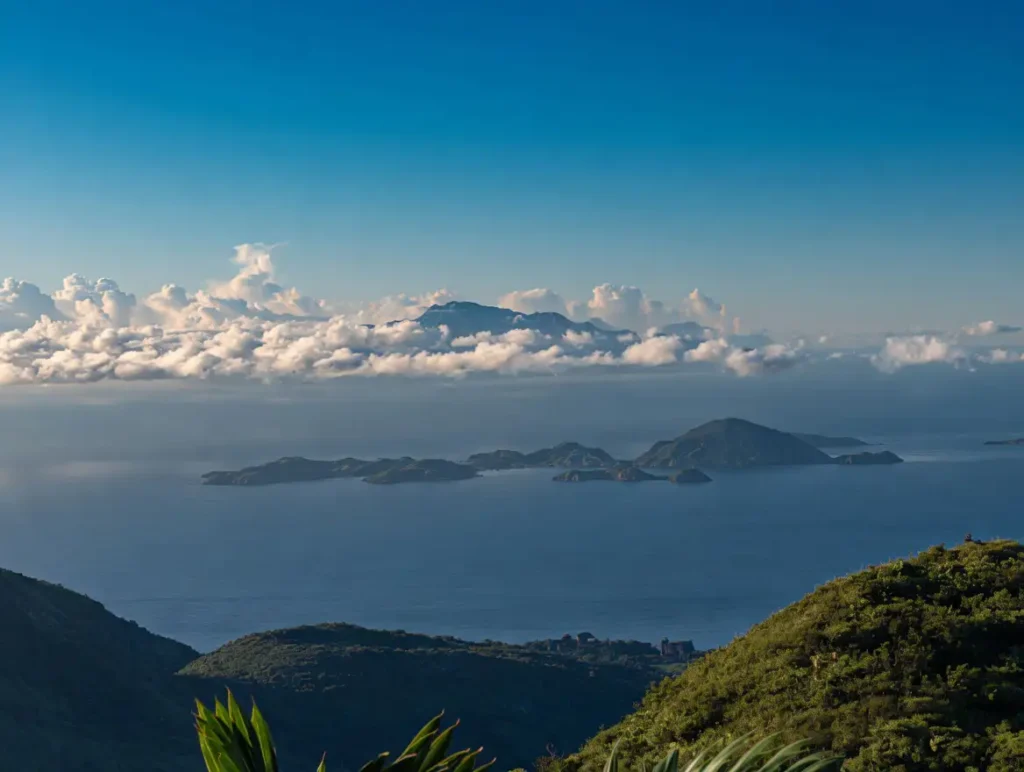Panorama depuis le sommet de la Soufrière vue sur les Saintes et La Dominique au loin GwadaExplo Guadeloupe