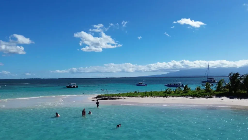 Pointe de l'Ilet Caret dans le bleu de la mer Caraïbe Brudey Excursions Guadeloupe