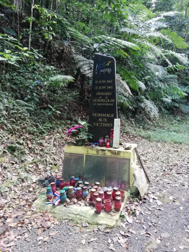 Stèle commémorative sur le site du crash à Deshaies Guadeloupe