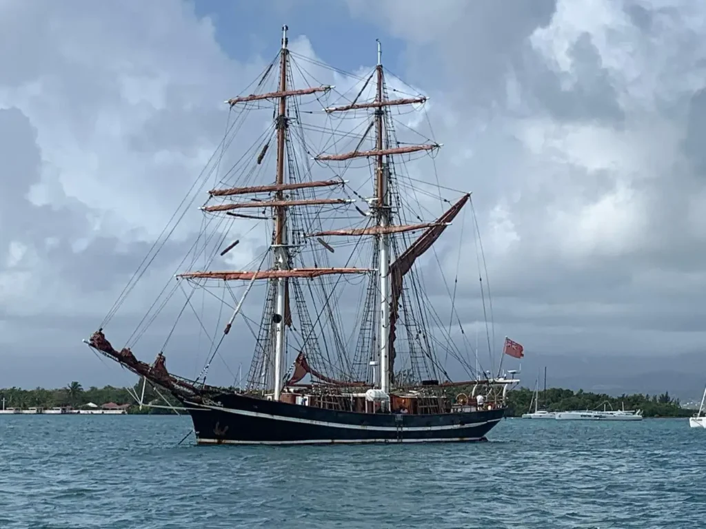 Voilier centenaire que l'on peut croiser au large de Jarry Excursions Espérance Guadeloupe