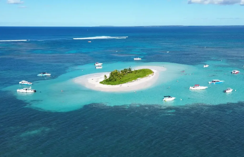 Vue aérienne de l'Ilet Caret et la barrière de corail au loin Brudey Excursions Guadeloupe
