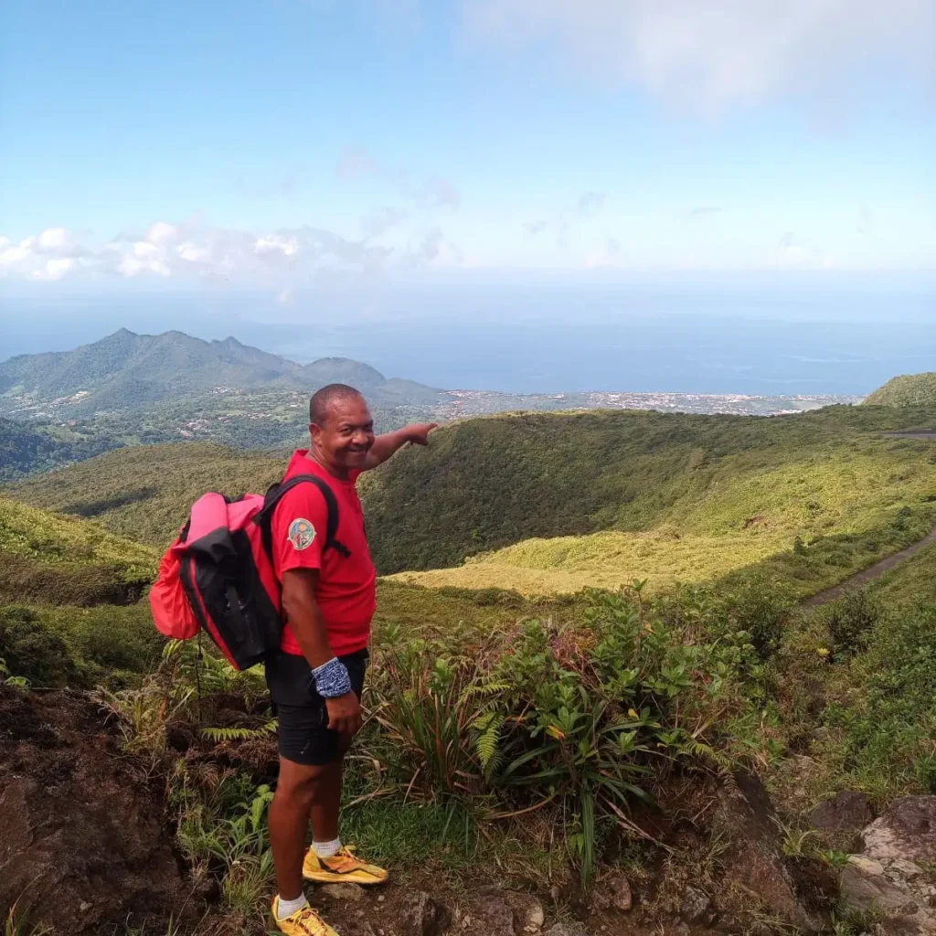 Yvan devant un magnifique Panorama depuis le sommet du volcan GwadaExplo Saint-Claude Guadeloupe
