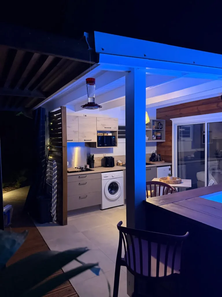 Eclairage nocturne pour la terrasse avec sa cuisine équipée Filao Cottage à Sainte-Rose Guadeloupe