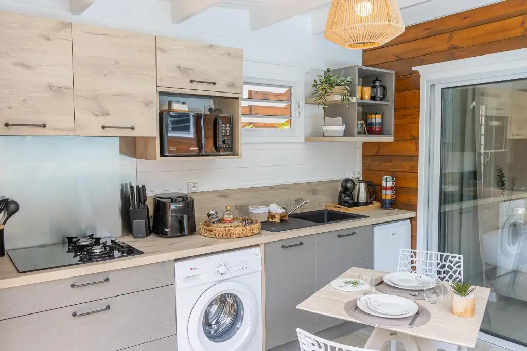 La cuisine entièrement équipée et fonctionnelle Filao Cottage à Sainte-Rose Guadeloupe