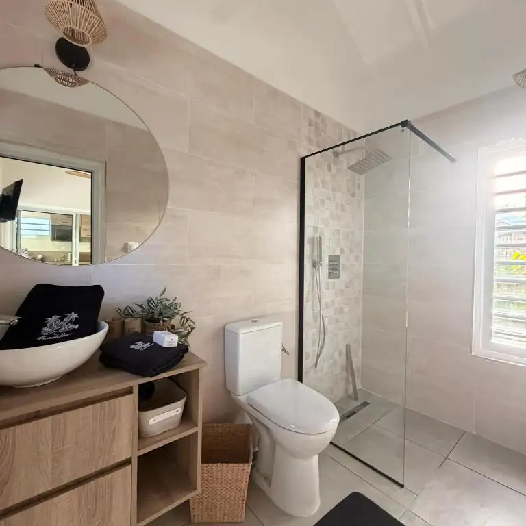 La salle de douche à l'italienne Filao Cottage à Sainte-Rose Guadeloupe