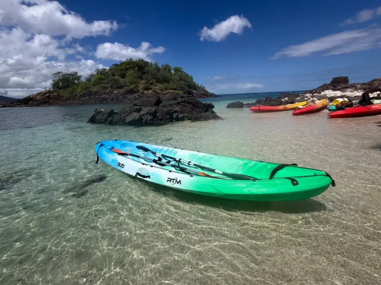 Les Kayaks prêts pour l'excursion dans la réserve Cousteau Kristal Kayak à Bouillante Guadeloupe