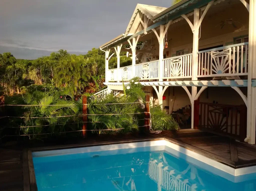 Vue de la facade et de la piscine de la Villa Créole à Deshaies Guadeloupe