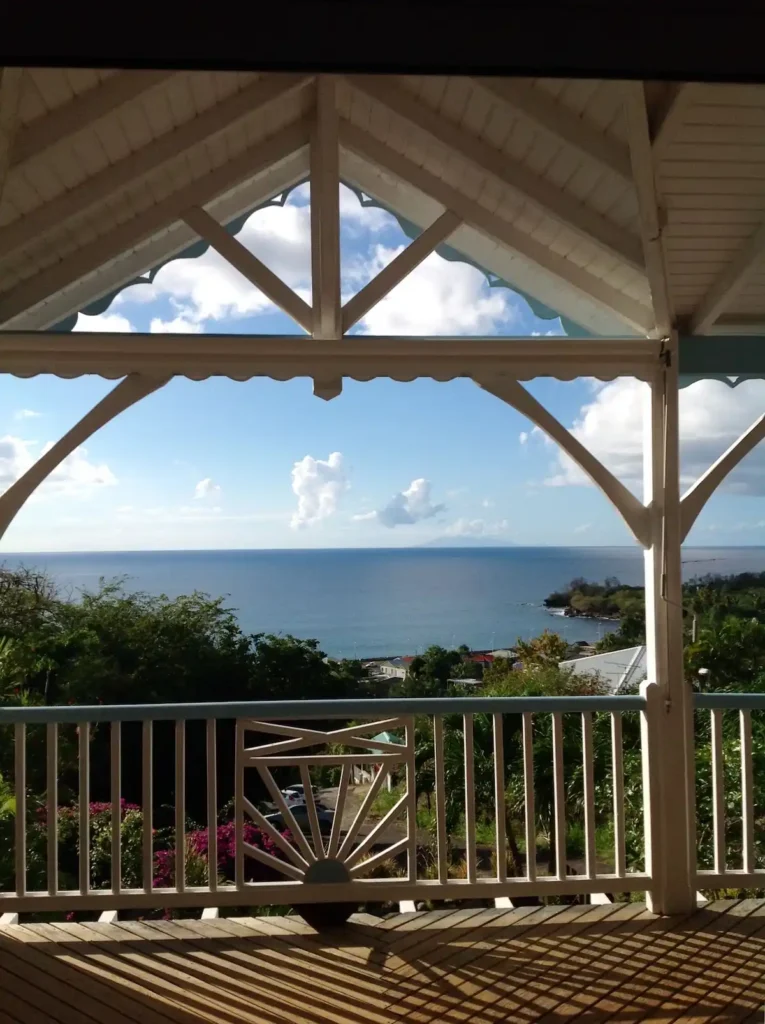 Vue sur la mer depuis la terrasse à la Villa Créole à Deshaies Guadeloupe
