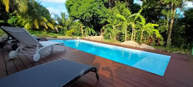 Vue sur la piscine depuis la terrasse Villa Sous Les Manguiers à Pointe-Noire Guadeloupe