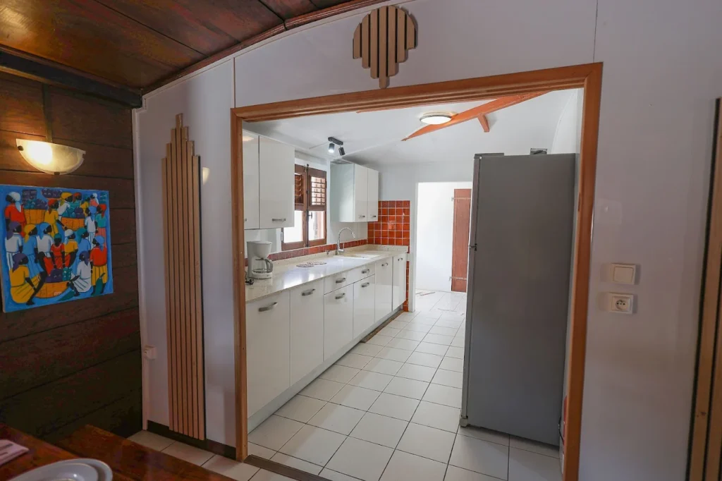Accès à la cuisine équipée Habitation Caféière à Bouillante Guadeloupe