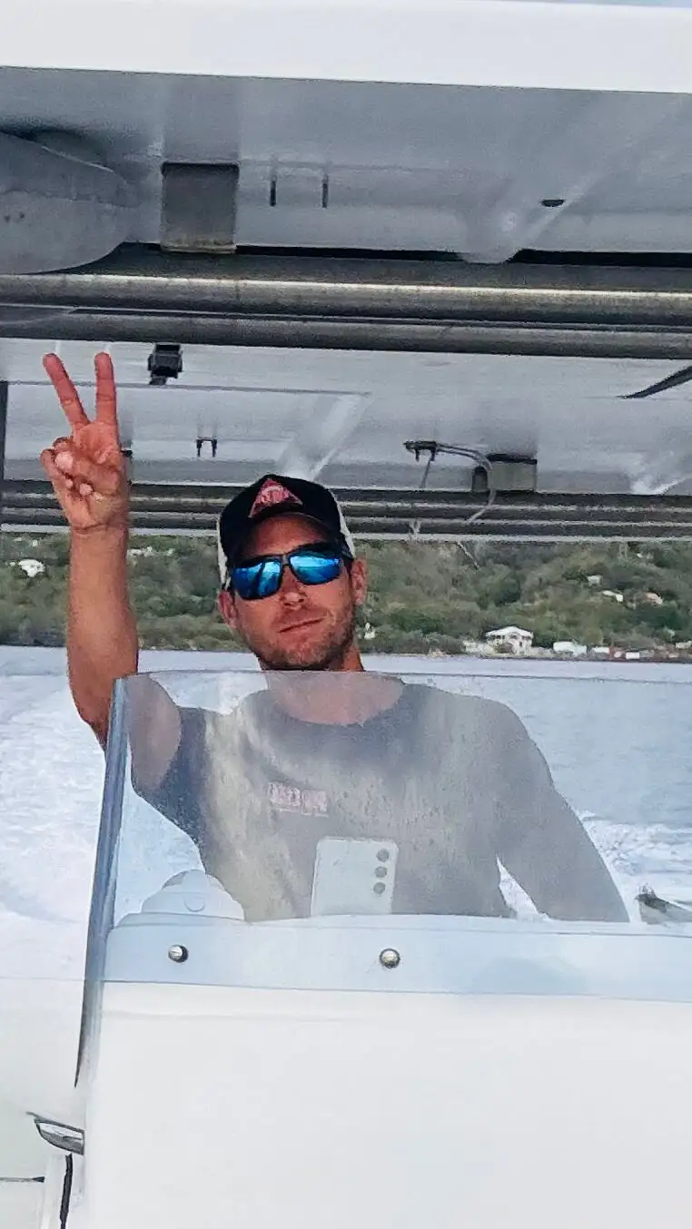 Capitaine Max à Bord de son bateau Sun Boat à Deshaies Guadeloupe