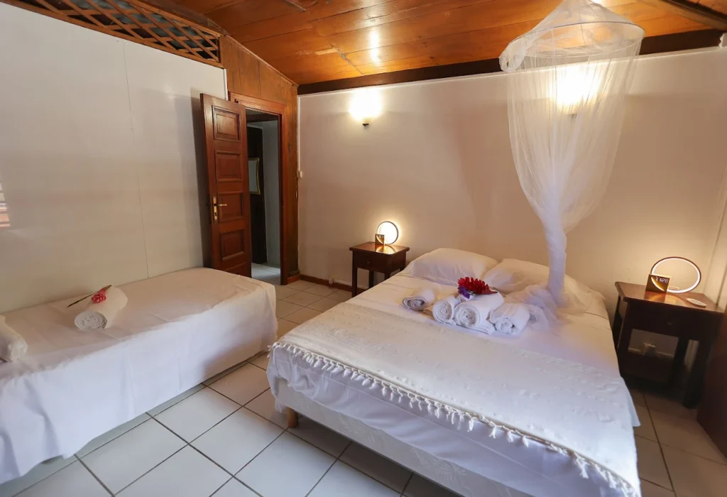 Chambre avec lit queen size et moustiquaire Habitation Caféière à Bouillante Guadeloupe