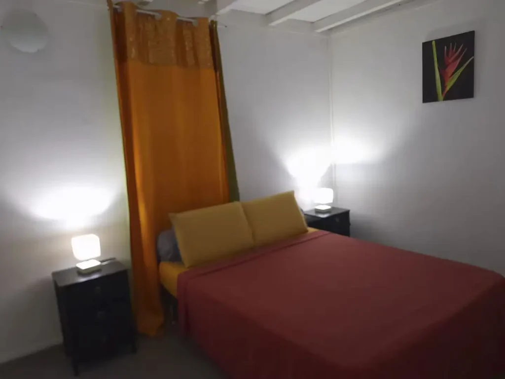 Chambre climatisée à La Maison des Cocotiers à Sainte-Rose Guadeloupe