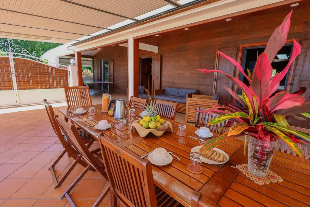 Coin repas à l'extérieur Habitation Caféière à Bouillante Guadeloupe