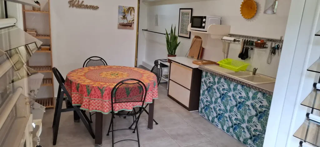 Coin repas et cuisine équipée Appartement Laffieflo chez Fetay Jaune Baie mahault Guadeloupe
