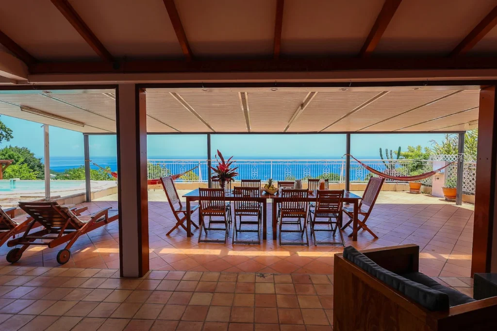 La table dressée sur la terrasse face à la mer Habitation Caféière à Bouillante Guadeloupe