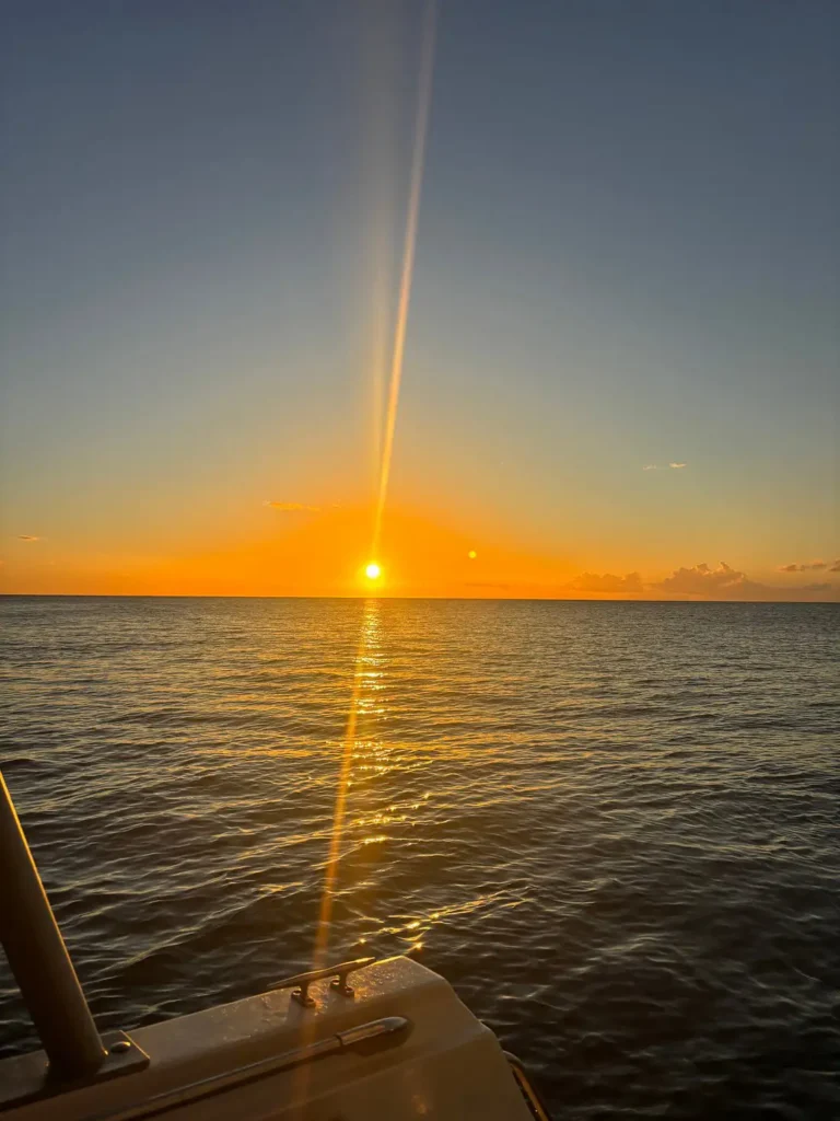 Coucher de soleil sur la mer des caraïbes avec Sun Boat Excursion à Deshaies Guadeloupe