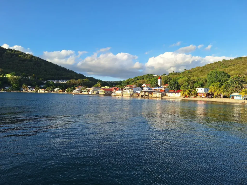 Deshaies vue depuis la baie avec Sun Boat excursions