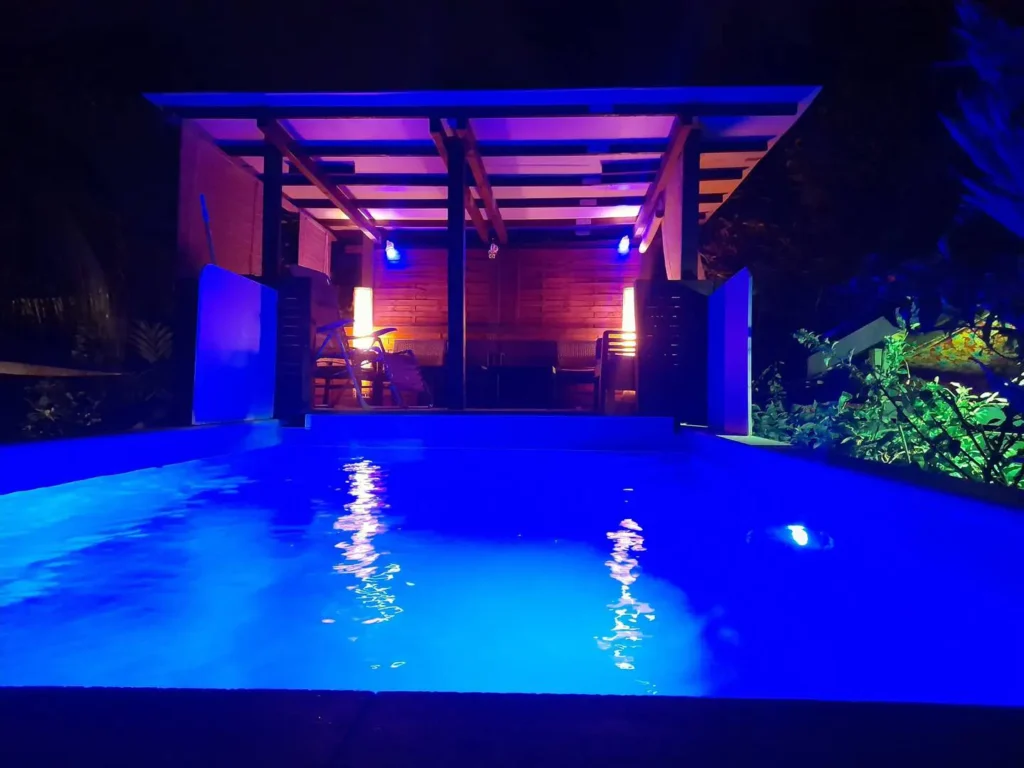 Eclairage nocturne de la piscine à La maison des Cocotiers à Sainte-Rose Guadeloupe