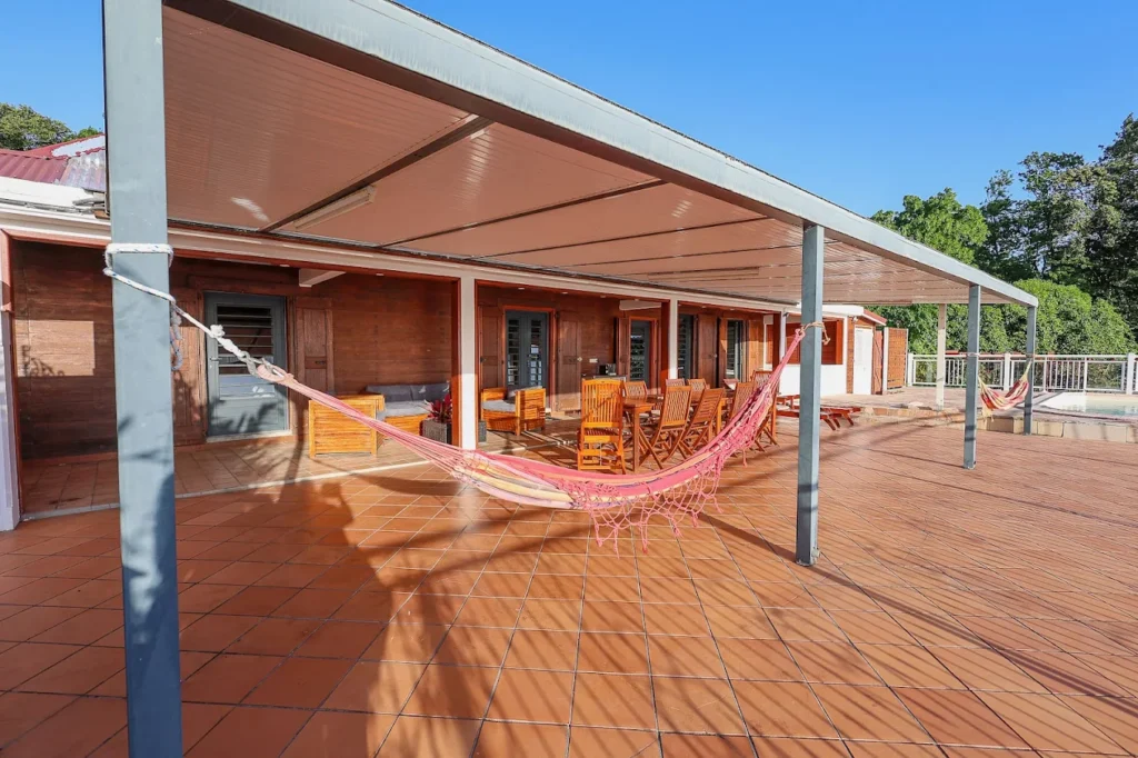 Façade avant de l'Habitation avec hamacs et terrasse Habitation caféière à Bouillante Guadeloup