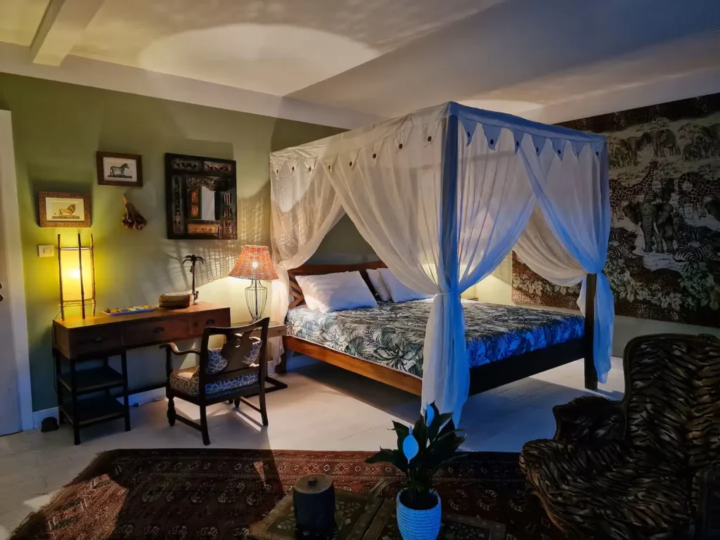 Grande suite parentale La Palmeraie climatisation et moustiquaire à Habitation Tara à Capesterre Belle-Eau Guadeloupe