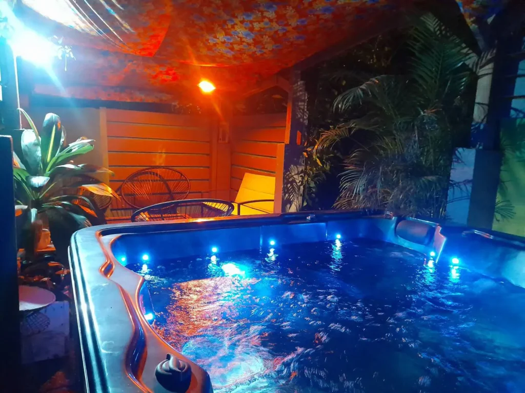 Jacuzzi éclairé de nuit à La Maison des Cocotiers à Sainte-Rose Guadeloupe