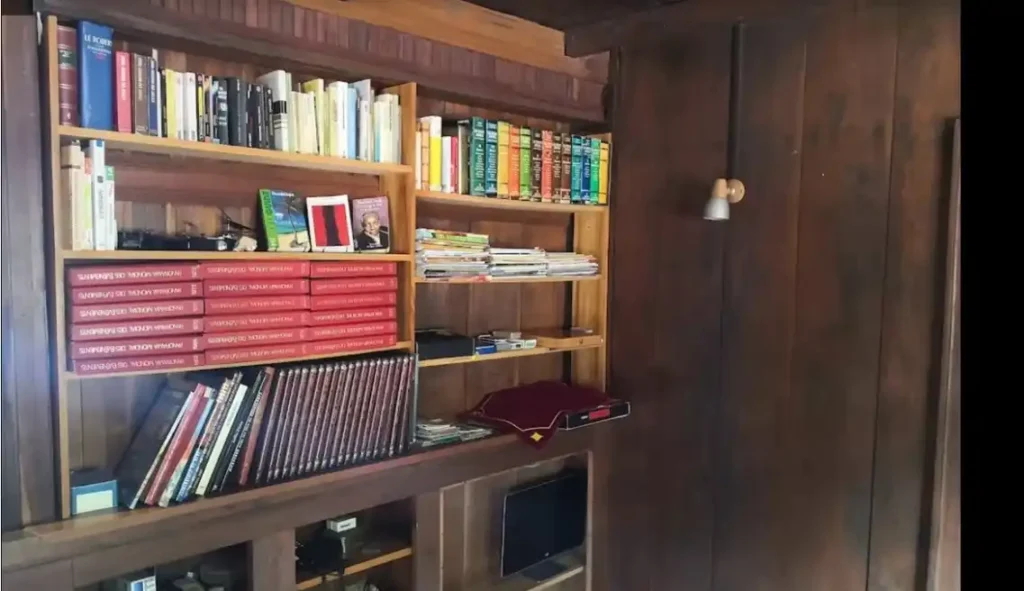 La bibliothèque bien fournie Habitation Caféière Bouillante Guadeloupe