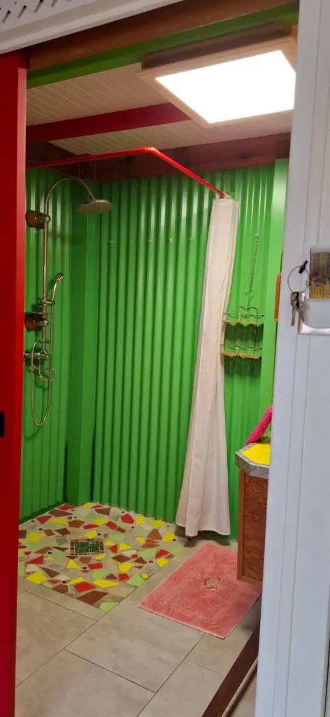 La douche en extérieur au Gîte Meline à Fetay Jaune Baie-Mahault Guadeloupe