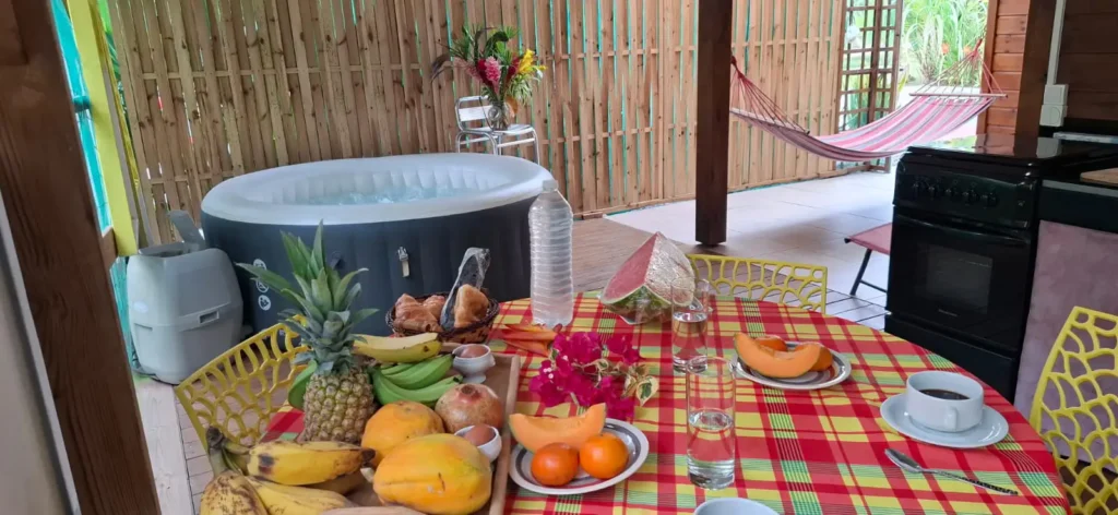 Le petit déjeuner avec fruits du jardin au Gîte Meline à Fetay Jaune Baie-Mahault Guadeloupe