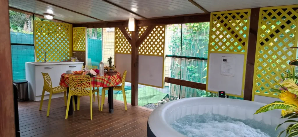La terrasse avec coin repas et jacuzzi au Gîte Meline à Fetay Jaune Baie-Mahault Guadeloupe