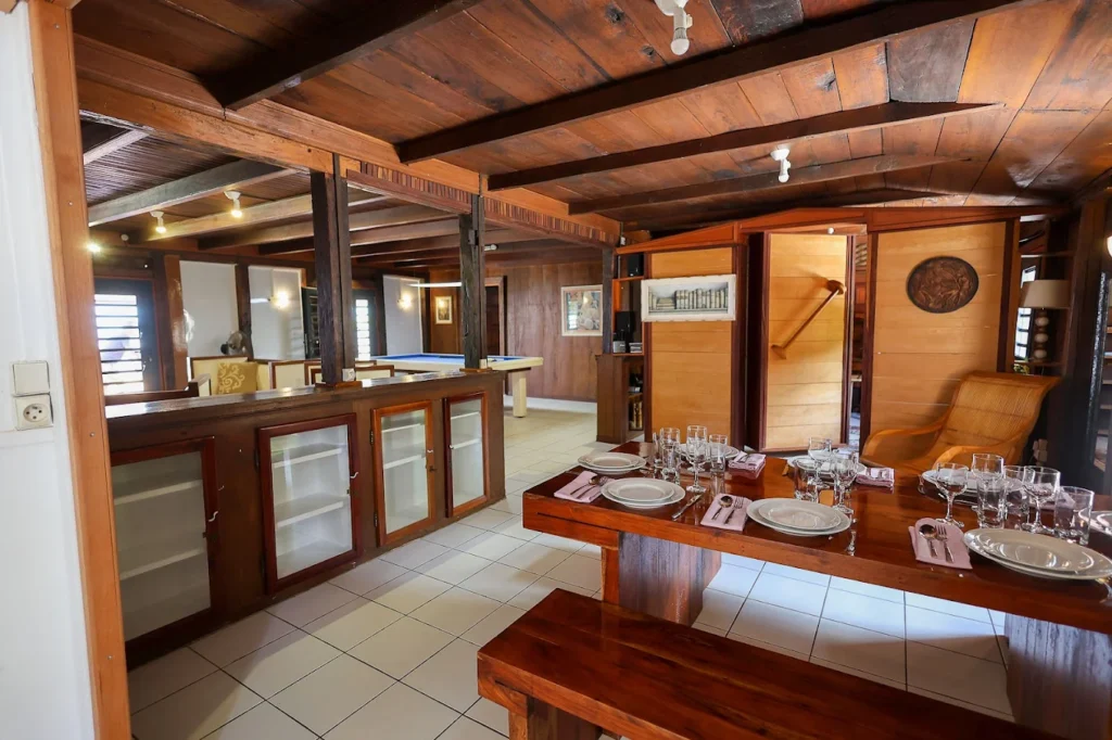 Le comptoir de bar et la salle à manger Habitation Caféière à Bouillante Guadeloupe