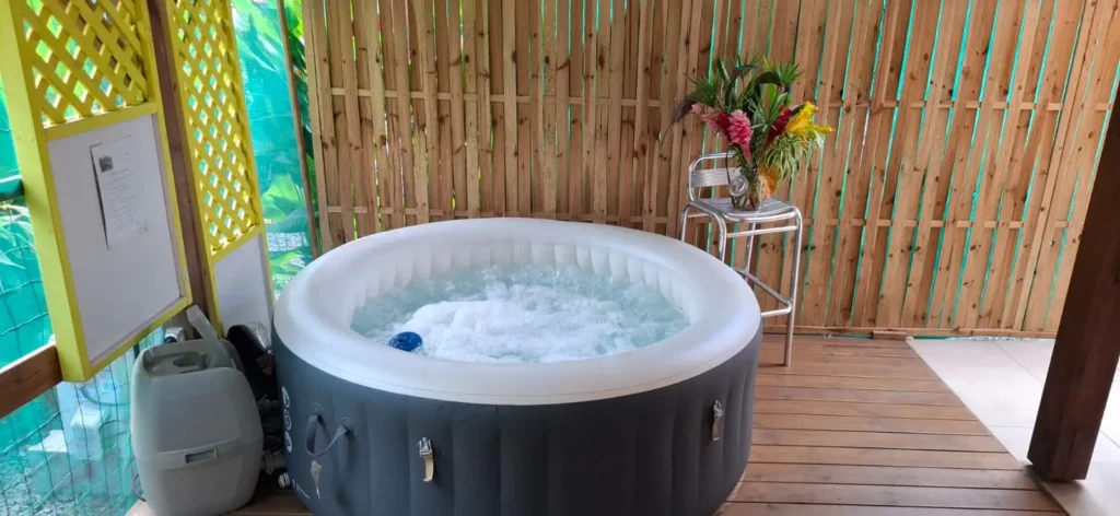 Le jacuzzi Gîte Meline à Fetay Jaune Baie-Mahault Guadeloupe