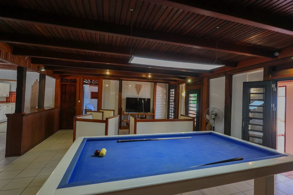 Le séjour avec son billard français à l'Habitation Caféière à Bouillante Guadeloupe
