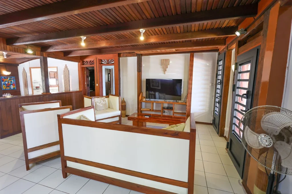 Le séjour avec téléviseur grand écran Habitation Caféière à Bouillante Guadeloupe