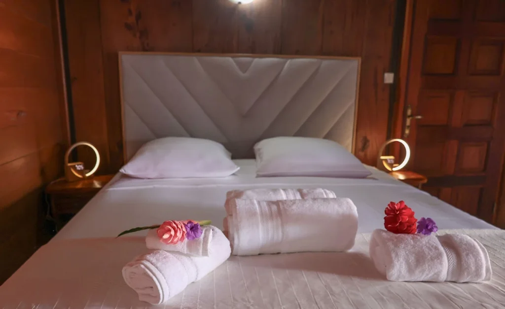 Lit Queen size confortable à l'Habitation Caféière à Bouillante Guadeloupe