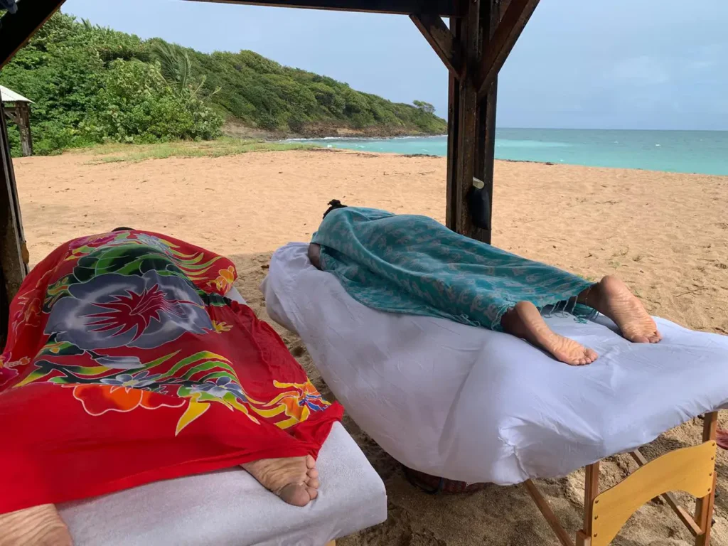 Massage duo en plein air sur la plage de Sainte-Rose avec O petit Soin en Guadeloupe
