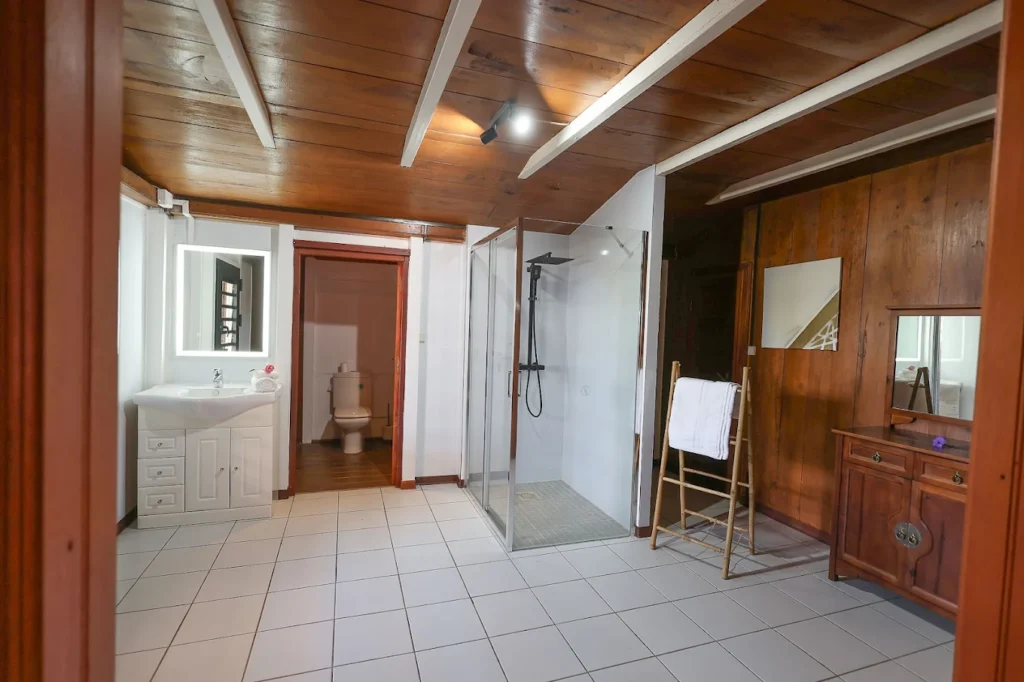 Salle de bain avec grand espace Habitation Caféière à Bouillante Guadeloupe